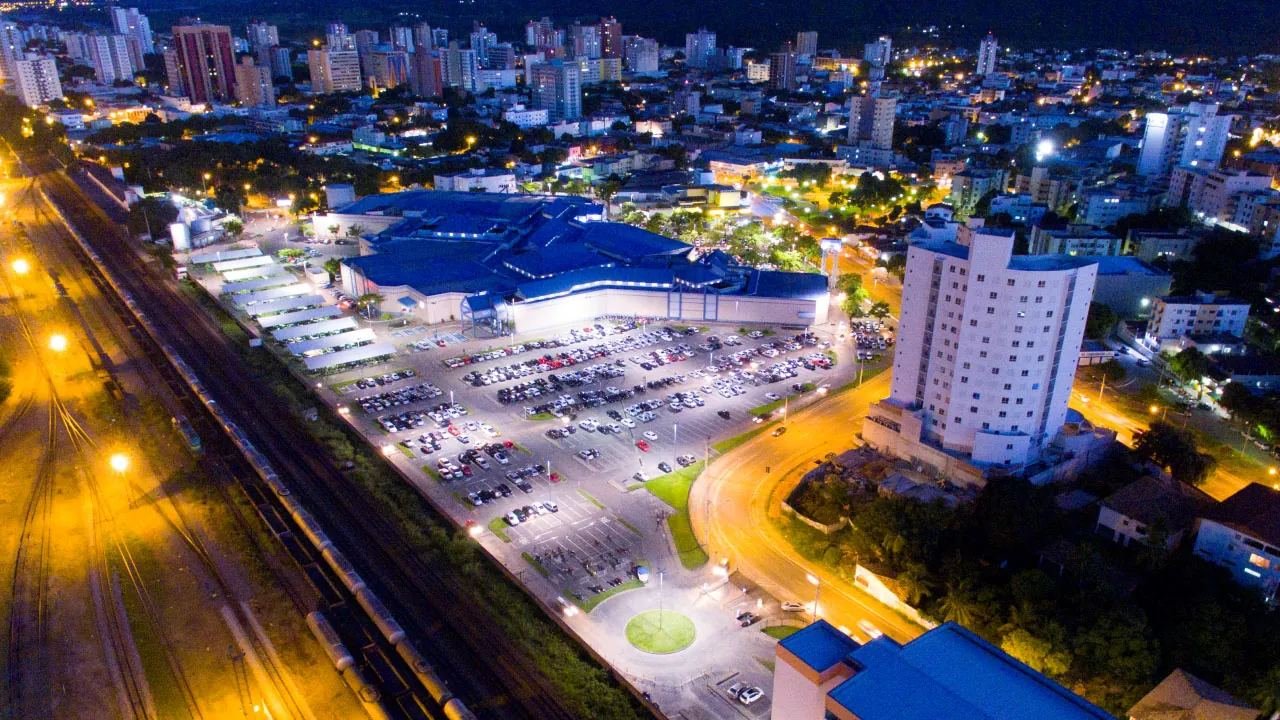 Vista aérea noturna do GV Shopping em Governador Valadares